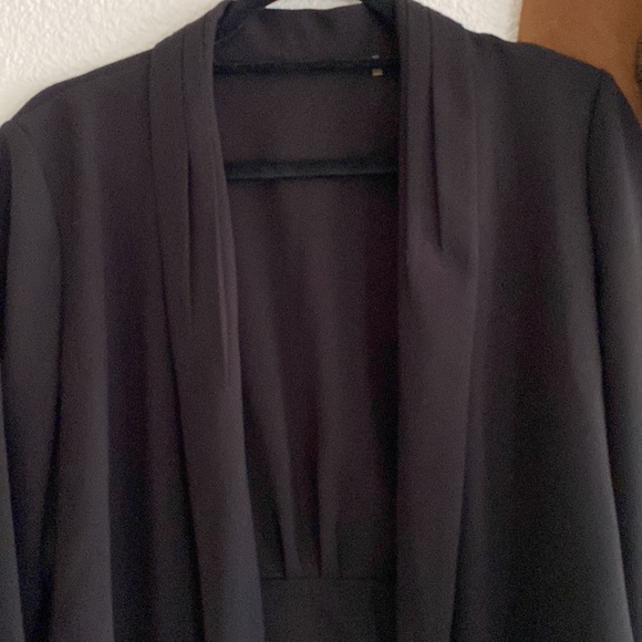 EUC TAHARI Cropped Black Blazer-Petite Small - Picture 2 of 3